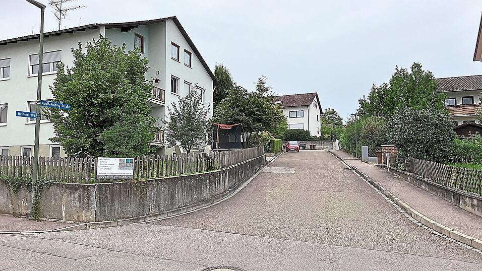 Durch den Ausbau eines Dachgescho&szlig;es zu zwei Wohnungen in der Adolf-Kolping-Stra&szlig;e bef&uuml;rchten die Mitglieder des Bauausschusses, dass die Autos sp&auml;ter auf der Stra&szlig;e stehen.