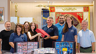 Erinnerungsfoto bei der Überraschungsübergabe mit (von links) Rudi Wagner, Festmutter Kati Vilsmeier, Mia und Sophia Wagner, erster Vorsitzender Simon Bachmayer, erster Kommandant Alexander Vilsmeier, Festbraut Steffi Huber und Bürgermeister Johann Schreff.