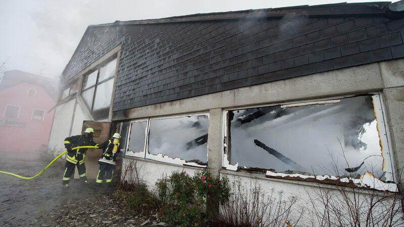 Die Kultdisko Penker in Ascha ist am frühen Mittwochmorgen in Flammen aufgegangen. Die Kultdisko Penker in Ascha ist am frühen Mittwochmorgen in Flammen aufgegangen.