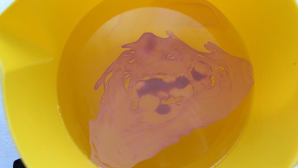 2. Den Nagellack tropfst du langsam auf die Wasseroberfläche. Hierbei kannst du auch mehrere Farben mischen. Rühre mit einem Zahnstocher durch den Lack auf dem Wasser, um die Fläche zu vergrößern. Jetzt tunkst du das Glas mit dem Bereich, den du farbig haben willst, kurz ins Wasser. Sofort ist das Glas marmoriert. Diesen Schritt kannst du beliebig oft wiederholen. 2. Den Nagellack tropfst du langsam auf die Wasseroberfläche. Hierbei kannst du auch mehrere Farben mischen. Rühre mit einem Zahnstocher durch den Lack auf dem Wasser, um die Fläche zu vergrößern. Jetzt tunkst du das Glas mit dem Bereich, den du farbig haben willst, kurz ins Wasser. Sofort ist das Glas marmoriert. Diesen Schritt kannst du beliebig oft wiederholen.