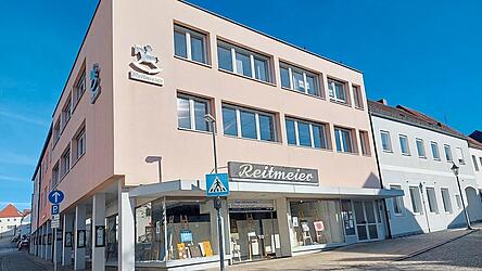 Bisher war beim Reitmeier die Stadtwerkstatt. Der Stadtrat behält sich nun die Möglichkeit vor, 2026 das Gebäude zu erwerben.