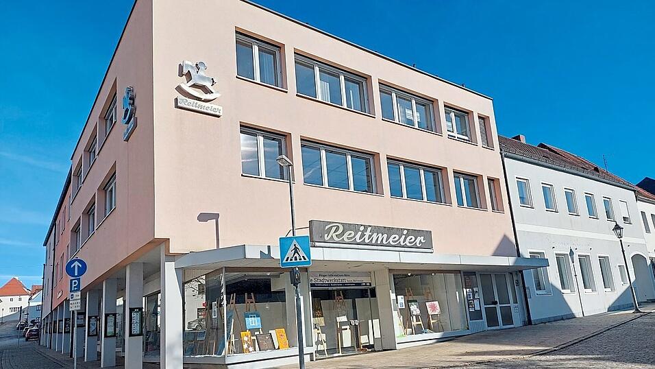 Bisher war beim Reitmeier die Stadtwerkstatt. Der Stadtrat behält sich nun die Möglichkeit vor, 2026 das Gebäude zu erwerben.