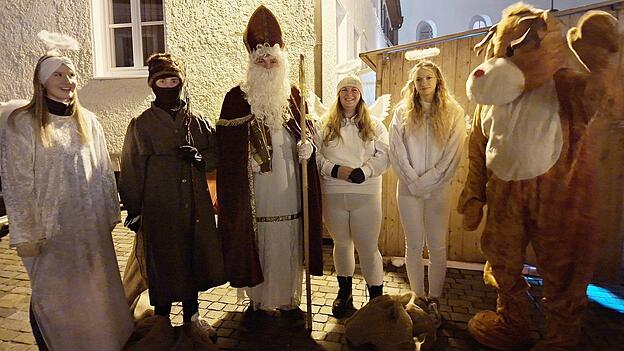 Der Nikolaus mit Krampus, Engeln und Rentier
