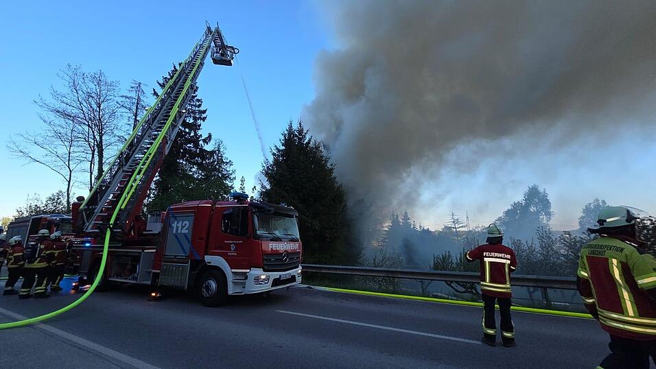 Zwei Personen seien leicht verletzt worden.