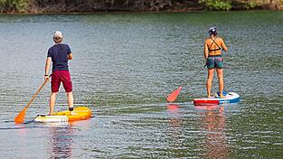 Stand-up-Paddling kann gefährlich sein. Dabei hätten die Paddler ihr Rettungsbrett immer dabei - zumindest wenn sie sich korrekt mit der Sicherheitsleine verbinden, wie der hintere Paddler, sagt der Experte. Stand-up-Paddling kann gefährlich sein. Dabei hätten die Paddler ihr Rettungsbrett immer dabei - zumindest wenn sie sich korrekt mit der Sicherheitsleine verbinden, wie der hintere Paddler, sagt der Experte.