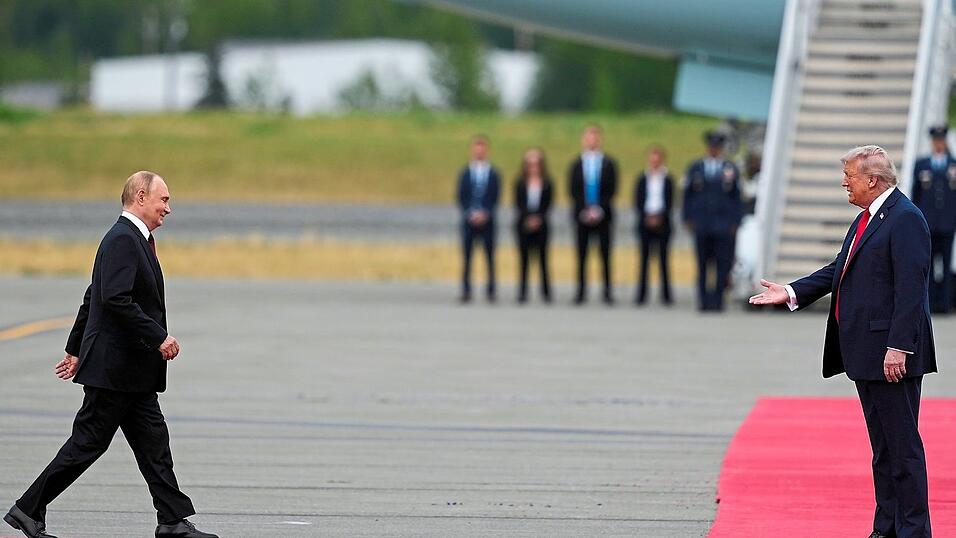 Donald Trump (r.) hofiert den mit internationalem Haftbefehl belegten Kriegsverbrecher Wladimir Putin wie einen Staatsgast. Donald Trump (r.) hofiert den mit internationalem Haftbefehl belegten Kriegsverbrecher Wladimir Putin wie einen Staatsgast.