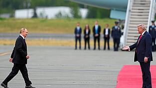 Donald Trump (r.) hofiert den mit internationalem Haftbefehl belegten Kriegsverbrecher Wladimir Putin wie einen Staatsgast.