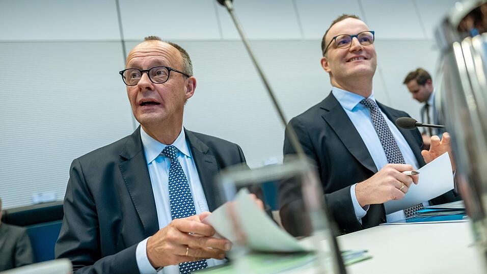 Bundeskanzler Friedrich Merz (l.) und Unionsfraktionschef Jens Spahn werben bei den Abgeordneten von CDU und CSU um Zustimmung für das Rentenpaket. Bundeskanzler Friedrich Merz (l.) und Unionsfraktionschef Jens Spahn werben bei den Abgeordneten von CDU und CSU um Zustimmung für das Rentenpaket.