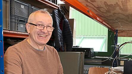 Der Ukrainer Yurii Naumenko ist einer der insgesamt zehn Mitarbeiter des Vereins, die die gebrauchten Rechner auf ein neues Betriebssystem umr&uuml;sten.