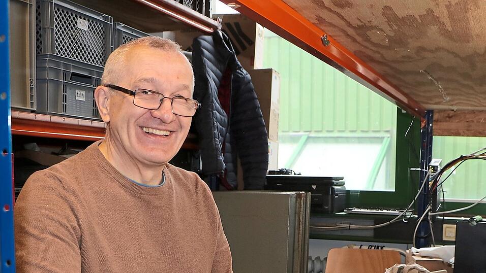 Der Ukrainer Yurii Naumenko ist einer der insgesamt zehn Mitarbeiter des Vereins, die die gebrauchten Rechner auf ein neues Betriebssystem umrüsten. Der Ukrainer Yurii Naumenko ist einer der insgesamt zehn Mitarbeiter des Vereins, die die gebrauchten Rechner auf ein neues Betriebssystem umrüsten.