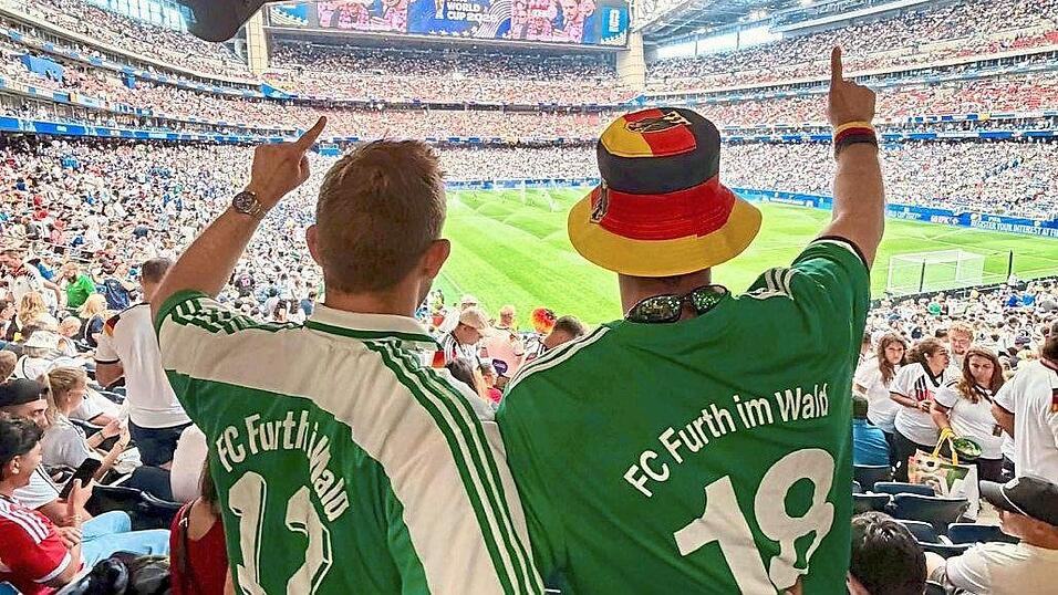 Zwei FC-Furth-Trikots waren am Sonntagabend im NRG-Stadium von Houston zu sehen. Zwei FC-Furth-Trikots waren am Sonntagabend im NRG-Stadium von Houston zu sehen.