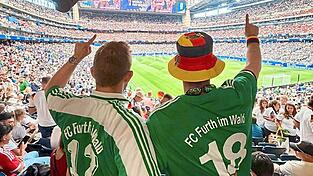 Zwei FC-Furth-Trikots waren am Sonntagabend im NRG-Stadium von Houston zu sehen.
