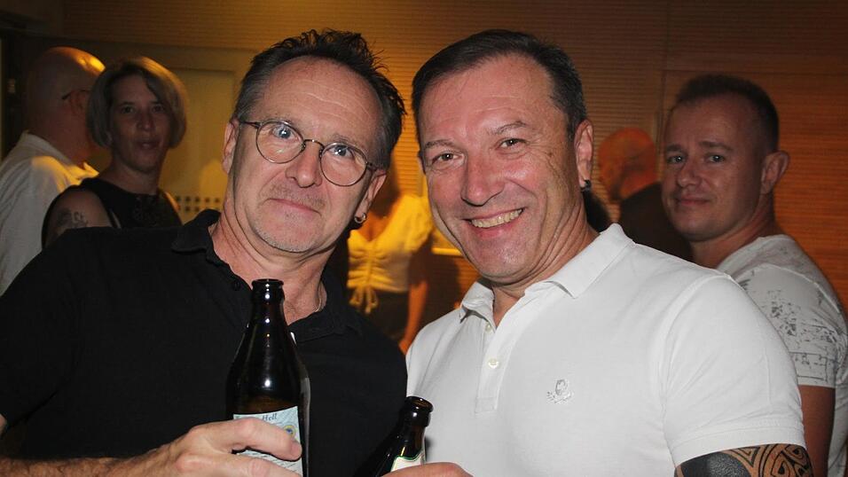 Mit Musik, Getränken und guter Gesellschaft war es ein Mal mehr ein unvergesslicher Eskara-Abend. Mit Musik, Getränken und guter Gesellschaft war es ein Mal mehr ein unvergesslicher Eskara-Abend.