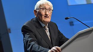 Der Philosoph Jürgen Habermas ordnet die aktuelle Politik in den welthistorsichen Kontext ein. Der Philosoph Jürgen Habermas ordnet die aktuelle Politik in den welthistorsichen Kontext ein.