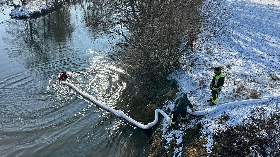 Hand in Hand, vorbildlich und beispielhaft arbeiteten die Blaulichtkr&auml;fte am Freitagmittag zusammen, um eine &Ouml;lverunreinigung im Regen zu beseitigen.