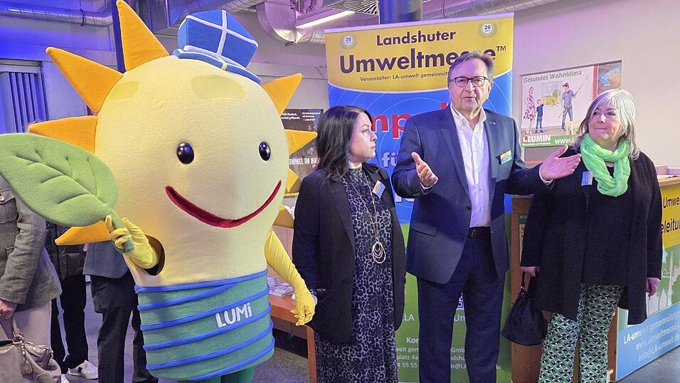 Die geschäftsführende Gesellschafterin der LA-Umwelt GmbH, Stefanie Möller (von links), der Initiator und geschäftsführende Gesellschafter Rudolf Schnur und Gesellschafterin Andrea Lapper sind mit dem Messeverlauf hochzufrieden. Die geschäftsführende Gesellschafterin der LA-Umwelt GmbH, Stefanie Möller (von links), der Initiator und geschäftsführende Gesellschafter Rudolf Schnur und Gesellschafterin Andrea Lapper sind mit dem Messeverlauf hochzufrieden.