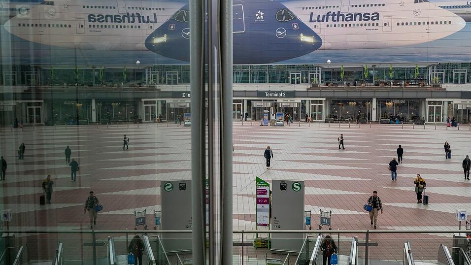 Passanten gehen am Morgen zum Flughafen M&uuml;nchen. Die Pilotengewerkschaft Vereinigung Cockpit hat f&uuml;r Montag und Dienstag zu Arbeitsniederlegungen bei der Lufthansa und mehreren Tochtergesellschaften aufgerufen.