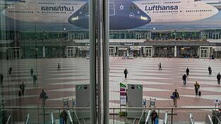 Passanten gehen am Morgen zum Flughafen München. Die Pilotengewerkschaft Vereinigung Cockpit hat für Montag und Dienstag zu Arbeitsniederlegungen bei der Lufthansa und mehreren Tochtergesellschaften aufgerufen. Passanten gehen am Morgen zum Flughafen München. Die Pilotengewerkschaft Vereinigung Cockpit hat für Montag und Dienstag zu Arbeitsniederlegungen bei der Lufthansa und mehreren Tochtergesellschaften aufgerufen.