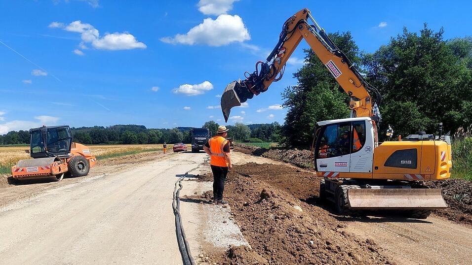 Die Arbeiten auf der Kreisstraße schreiten voran: Aktuell wird unter anderem gebaggert. Die Arbeiten auf der Kreisstraße schreiten voran: Aktuell wird unter anderem gebaggert.