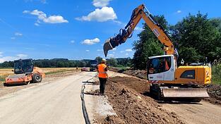 Die Arbeiten auf der Kreisstraße schreiten voran: Aktuell wird unter anderem gebaggert. Die Arbeiten auf der Kreisstraße schreiten voran: Aktuell wird unter anderem gebaggert.