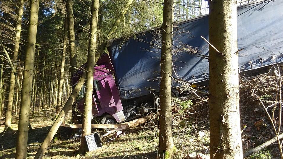 Auf der B11 zwischen Gotteszell und Grafling ereignete sich ein Verkehrsunfall.
