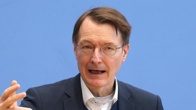 In einer Pressekonferenz beantwortet Karl Lauterbach Fragen zum Infektionsgeschehen. In einer Pressekonferenz beantwortet Karl Lauterbach Fragen zum Infektionsgeschehen.