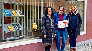 Gudrun Ellmann (l.) und Martha Gierl (r.) vom Verein Beste Freundinnen freuen sich &uuml;ber die Spende, die ihnen Redakteurin Nicole Ernst &uuml;berreicht.