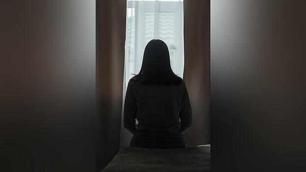 Kraftlos allein daheim: So sieht der Alltag mit ME/CFS h&auml;ufig aus.