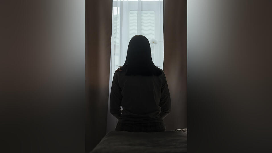 Kraftlos allein daheim: So sieht der Alltag mit ME/CFS häufig aus. Kraftlos allein daheim: So sieht der Alltag mit ME/CFS häufig aus.