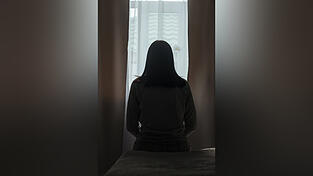 Kraftlos allein daheim: So sieht der Alltag mit ME/CFS h&auml;ufig aus.