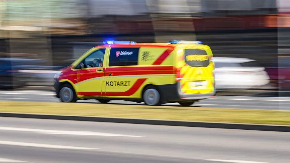 Der Pilot wurde nach der Bruchlandung ins Krankenhaus gebracht. (Symbolbild)