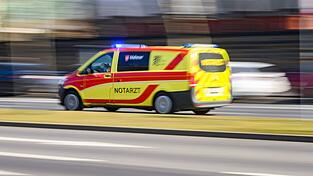 Der Pilot wurde nach der Bruchlandung ins Krankenhaus gebracht. (Symbolbild) Der Pilot wurde nach der Bruchlandung ins Krankenhaus gebracht. (Symbolbild)