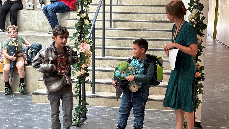 Die Schüler schritten durch den Rosenbogen. Die Schüler schritten durch den Rosenbogen.