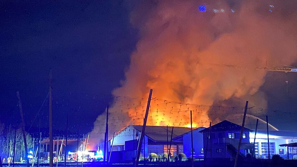 Ein größeres Aufgebot der Feuerwehr war seit dem frühen Dienstagmorgen auf dem Anwesen im Einsatz. (Symbolbild)
