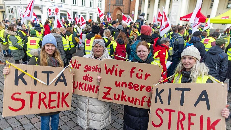 Kundgebung in der Innenstadt von Schwerin. Zahlreiche Besch&auml;ftigte des &ouml;ffentlichen Dienstes haben im Nordosten Mecklenburg-Vorpommerns die Arbeit kurzzeitig niedergelegt.