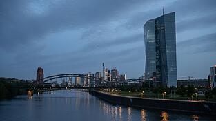 25 Jahre wird sie am Donnerstag alt, Jahre, in denen sie gelobt und gescholten wurde, letztlich aber von allen Seiten respektiert - die Europäische Zentralbank (EZB) mit Sitz in Frankfurt. 25 Jahre wird sie am Donnerstag alt, Jahre, in denen sie gelobt und gescholten wurde, letztlich aber von allen Seiten respektiert - die Europäische Zentralbank (EZB) mit Sitz in Frankfurt.