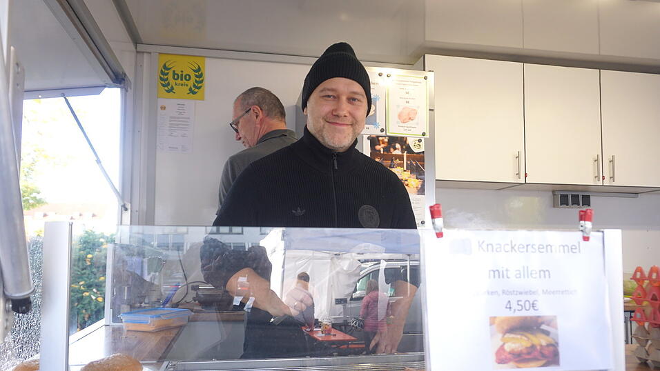 Sternekoch Anton Schmaus wendete gut gelaunt Würstel.