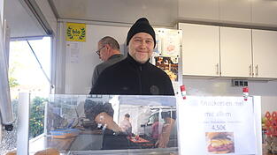 Sternekoch Anton Schmaus wendete gut gelaunt Würstel.