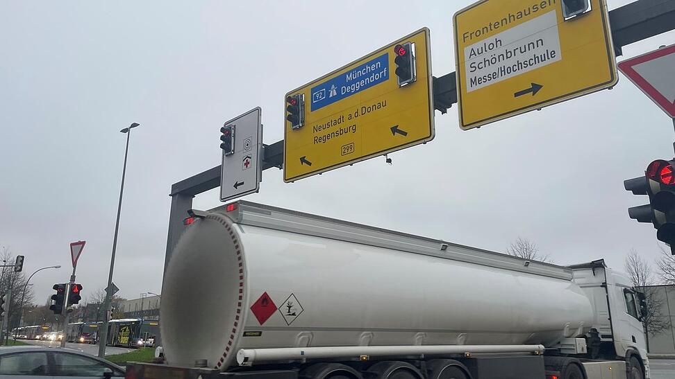 Ein Lkw f&auml;hrt trotz roter Ampel noch in die Kreuzung ein.&nbsp;