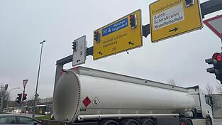 Ein Lkw fährt trotz roter Ampel noch in die Kreuzung ein. Ein Lkw fährt trotz roter Ampel noch in die Kreuzung ein.