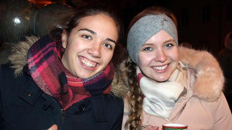 Seit einigen Jahren gehört auch die Weihnachtspyramide am Bischof-Sailer-Platz zur festen Institution zur Weihnachtszeit in Landshut, und ist vor allem bei der jüngeren Generation sehr beliebt. Seit einigen Jahren gehört auch die Weihnachtspyramide am Bischof-Sailer-Platz zur festen Institution zur Weihnachtszeit in Landshut, und ist vor allem bei der jüngeren Generation sehr beliebt.