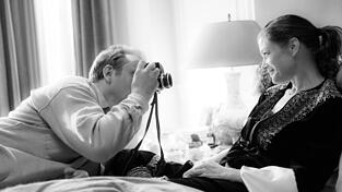 Charly H&uuml;bner als Fotograf Robert Lebeck und Marie B&auml;umer als Romy Schneider in '3 Tage Quiberon'