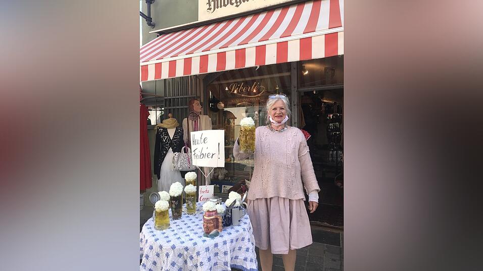 Ozapft is: Bei Hildegard Bergbauer unterm Stadtturm. Ozapft is: Bei Hildegard Bergbauer unterm Stadtturm.