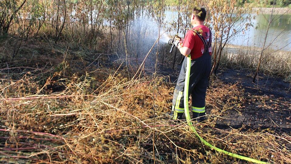 Die Straubinger Feuerwehr löschte am Montagnachmittag einen Brand am Donauufer.