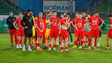 Kraftlos, niedergeschlagen, aber auch Stolz: Nach einer b&auml;renstarken Saison mit Platz zwei in der Bayernliga Nord hat es f&uuml;r den ASV Cham am Ende nicht zur Regionalliga gereicht. Relegationsgegner Greuther F&uuml;rth II war f&uuml;r die Chamer schlichtweg eine Nummer zu gro&szlig;.