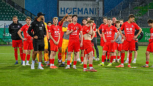 Kraftlos, niedergeschlagen, aber auch Stolz: Nach einer bärenstarken Saison mit Platz zwei in der Bayernliga Nord hat es für den ASV Cham am Ende nicht zur Regionalliga gereicht. Relegationsgegner Greuther Fürth II war für die Chamer schlichtweg eine Nummer zu groß. Kraftlos, niedergeschlagen, aber auch Stolz: Nach einer bärenstarken Saison mit Platz zwei in der Bayernliga Nord hat es für den ASV Cham am Ende nicht zur Regionalliga gereicht. Relegationsgegner Greuther Fürth II war für die Chamer schlichtweg eine Nummer zu groß.