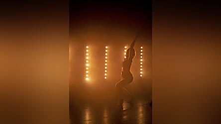 Alex muss sich das Geld f&uuml;r ihre Tanzausbildung als T&auml;nzerin in zwielichtigen Schuppen verdienen.