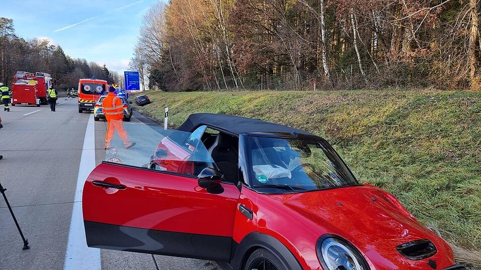 Laut Angaben der Polizei sind an einem Unfall auf der A93 drei Autos beteiligt gewesen.