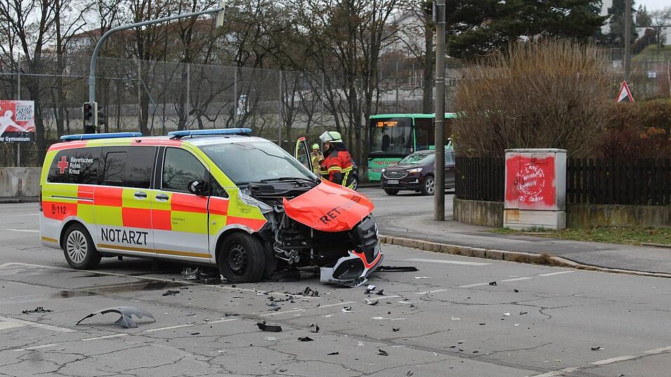 Zwei Einsatzfahrzeuge kollidierten auf dem Weg zum Unfall.&nbsp;