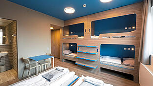 Jugendherbergen, wie etwa die Jugendherberge M&uuml;nchen-City, sind weiterhin bei Schulklassen beliebt.